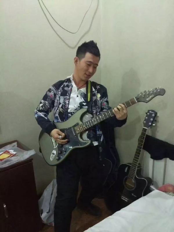 小吉他的第一张照片--芜湖相亲服务中心