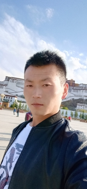 阳光下的小草的第二张照片--芜湖相亲服务中心